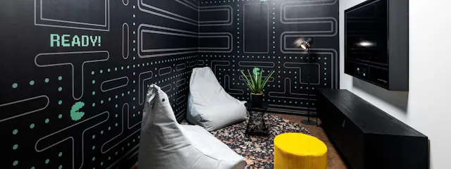 Studio Medium Silver room image 1