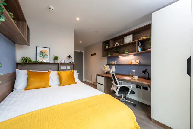 Ensuite Gold Plus room image 1