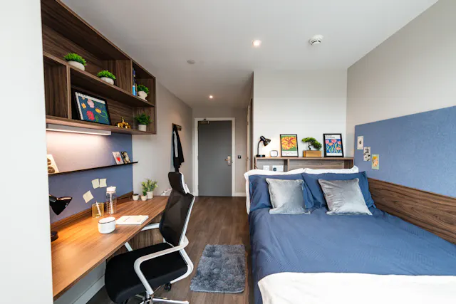 Silver Ensuite Plus room image 2