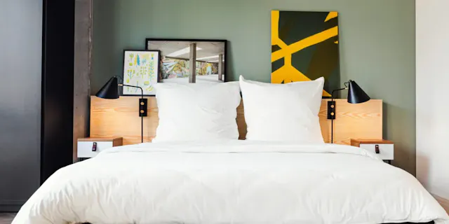 Neon Gold room image 2