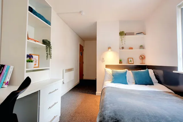 Five Bed Bronze room image 1