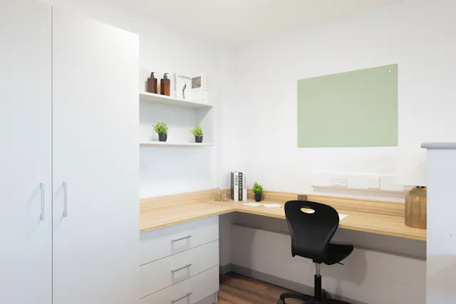 Premium Studio Newton Court room image 1