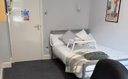 londonist-ivy-halls-london-Non Ensuite