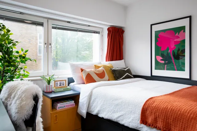 Non Ensuite: Two Bed Flat Standard Double room image 1