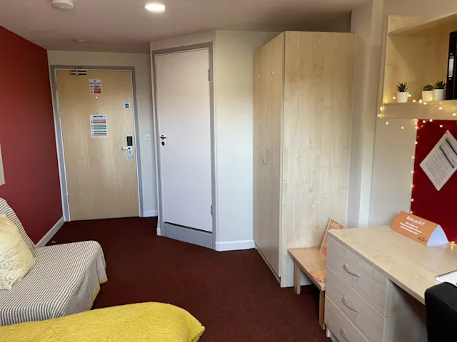 Ensuite-Silver room image 3