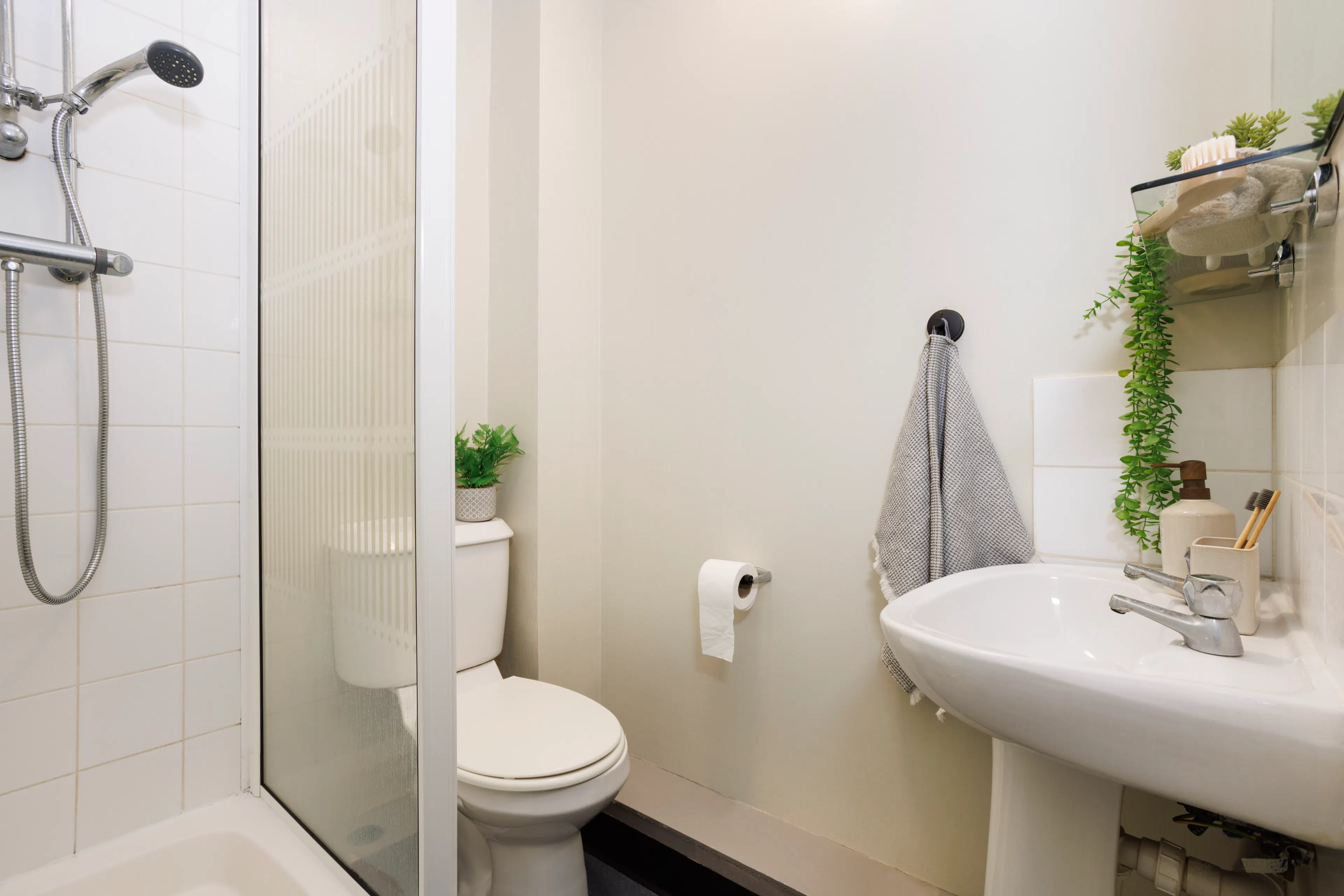 Studio Small High Double BATHROOM 4