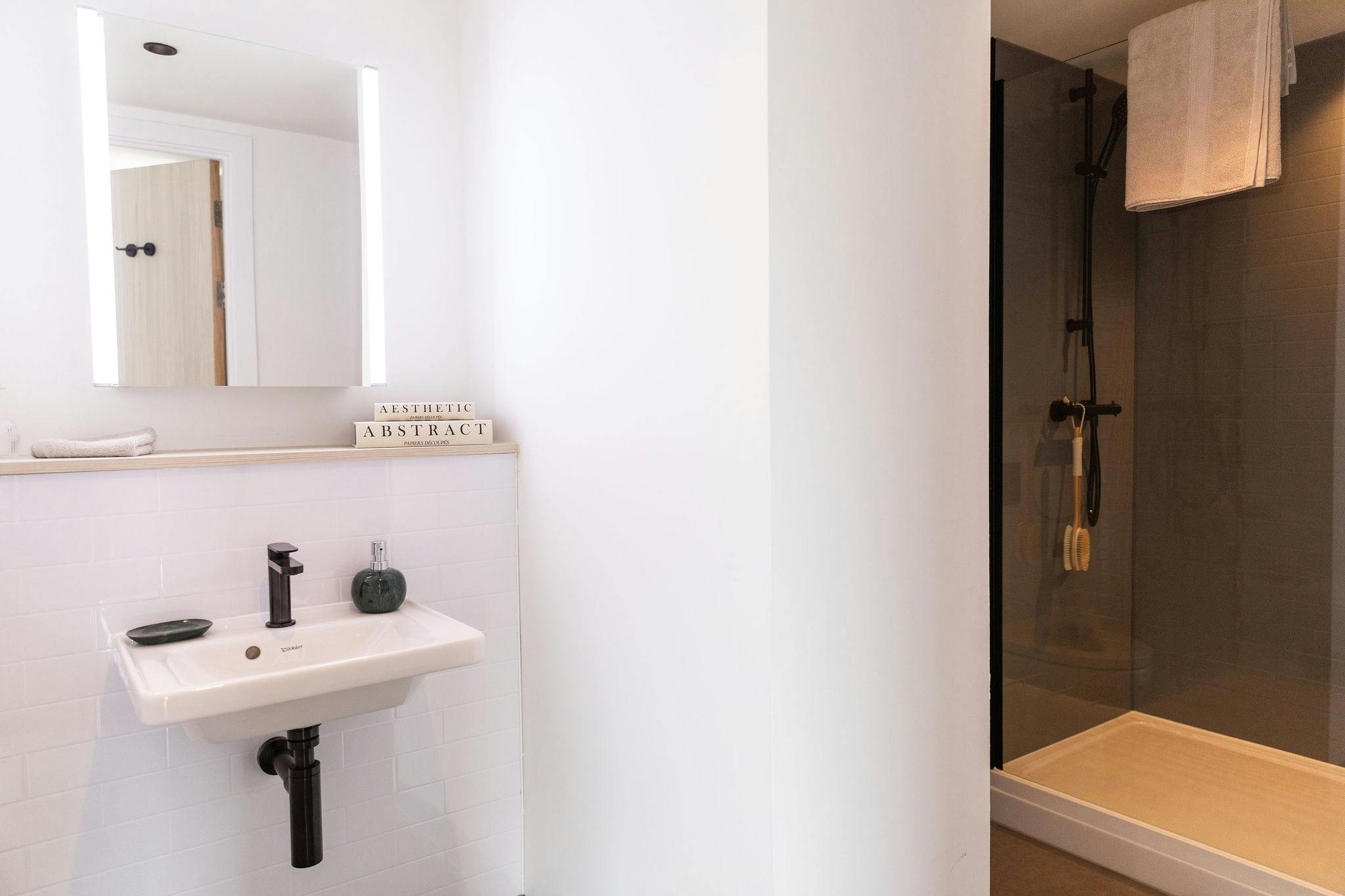 One Bed Apartment, Floors 17-18