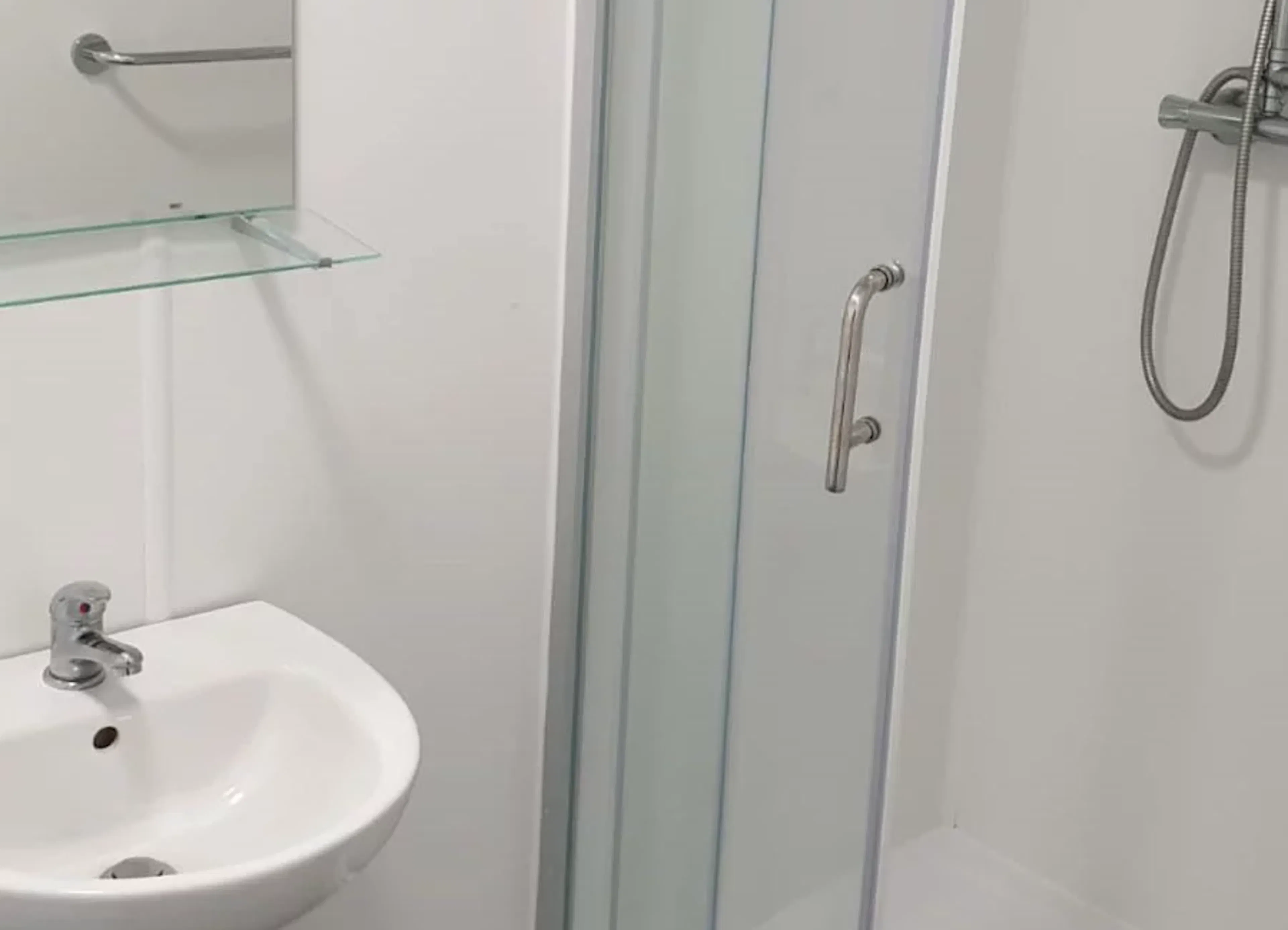 One Bed Flat BATHROOM 2