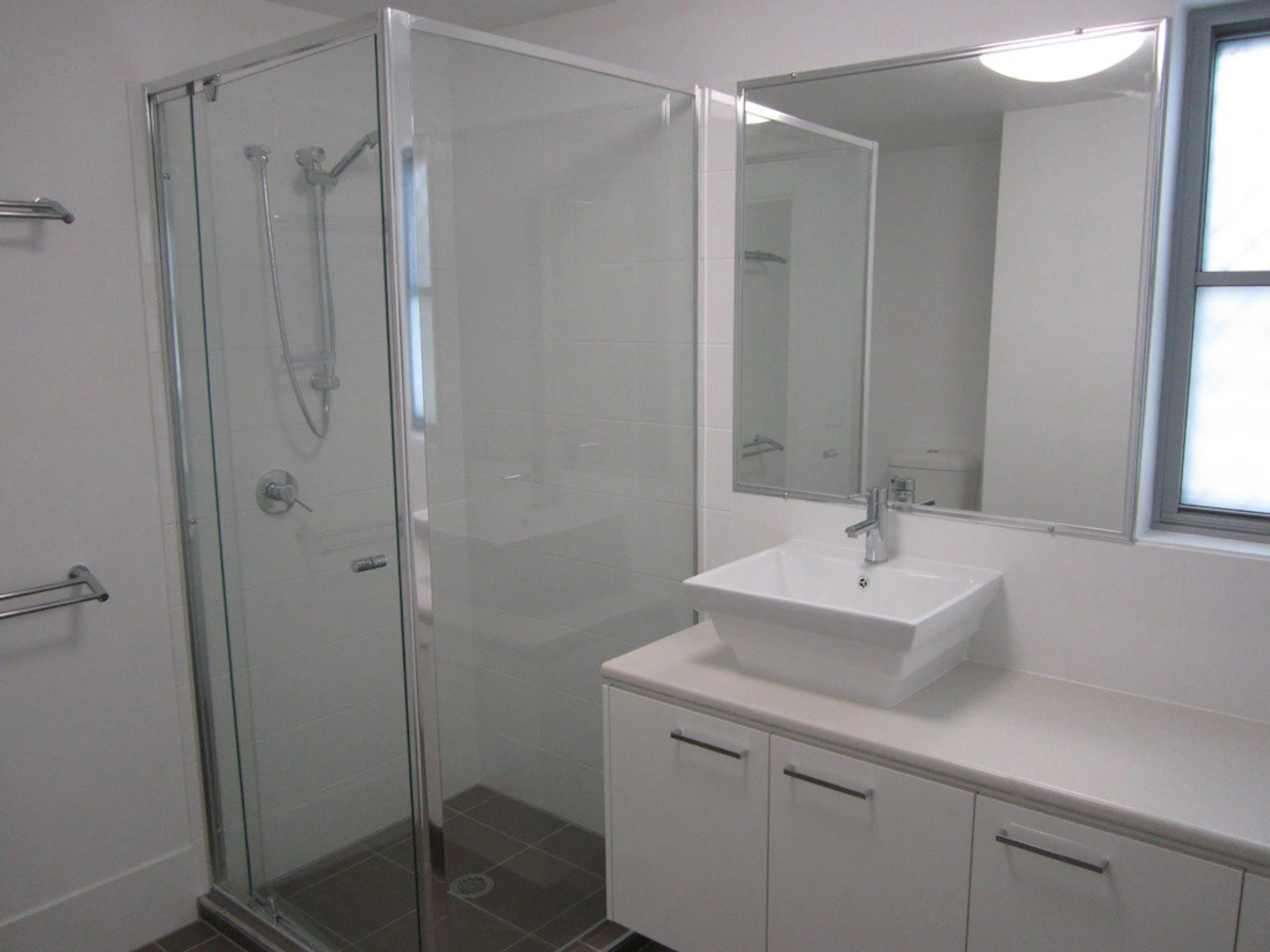 One Bedroom Apartment BATHROOM 4