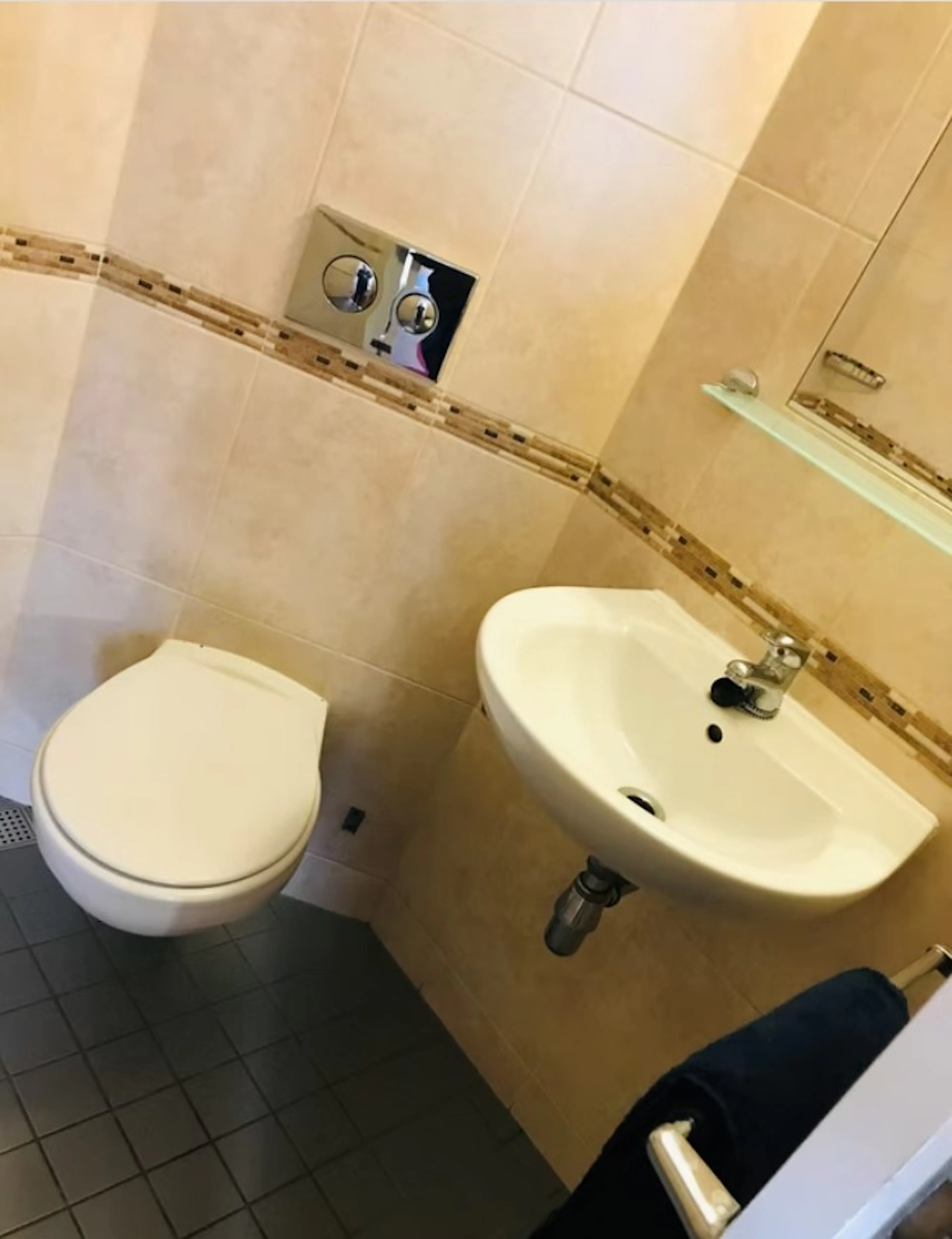 One-Bed Apartment BATHROOM 1