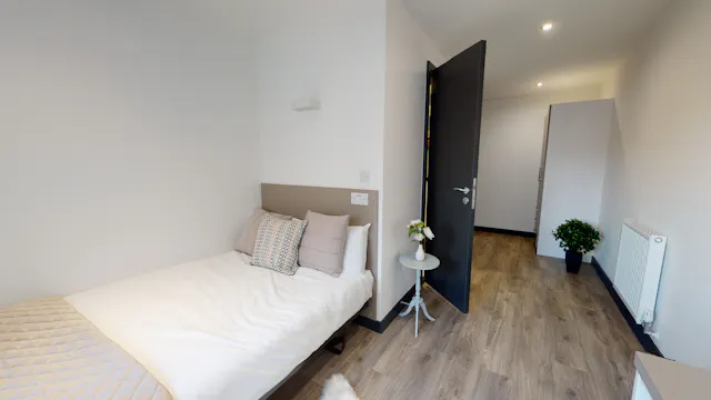 Large Ensuite room image 14