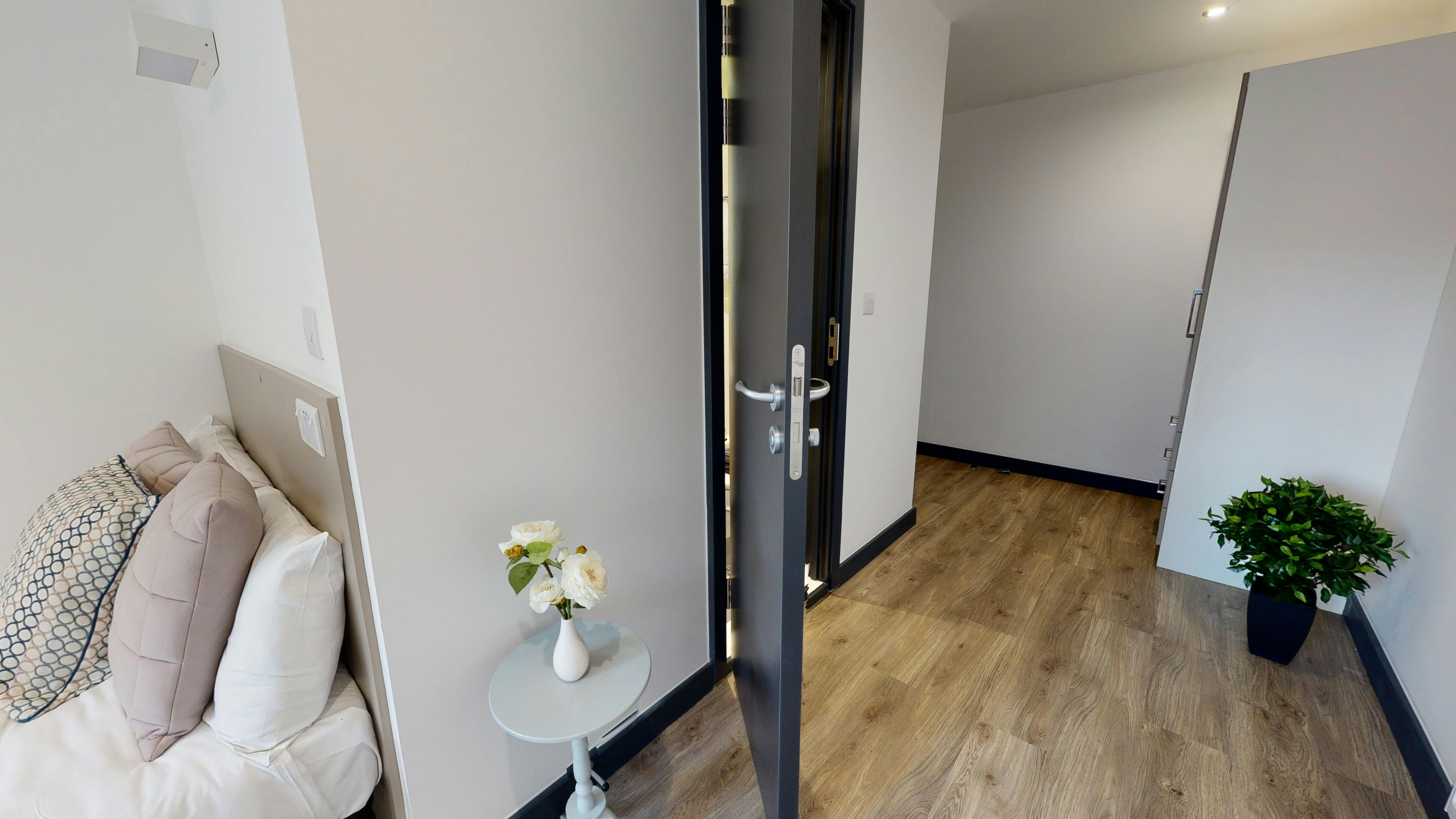 Large Ensuite