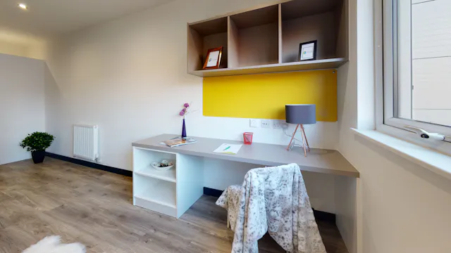Large Ensuite room image 2