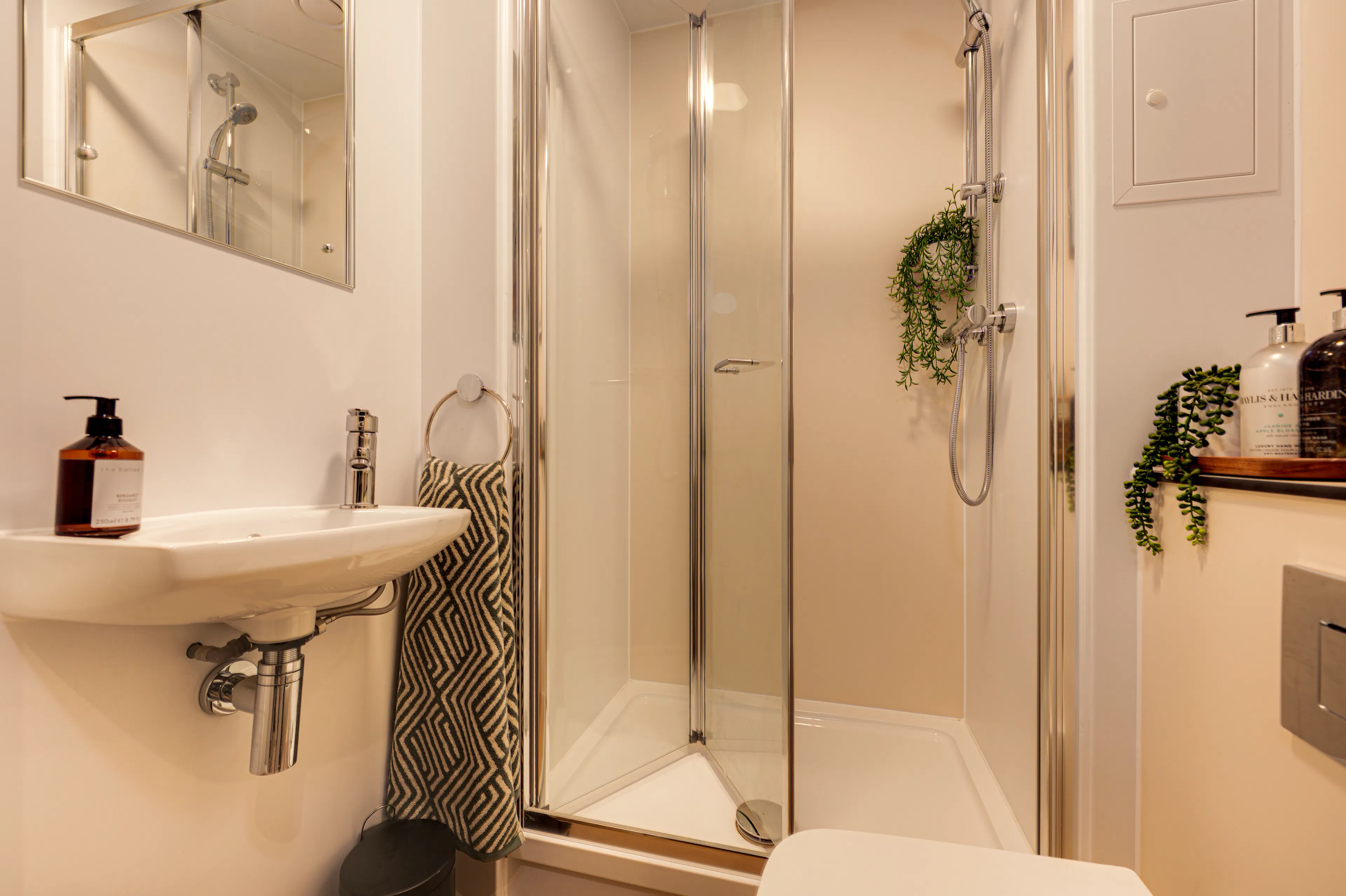 BATHROOM BATHROOM 4