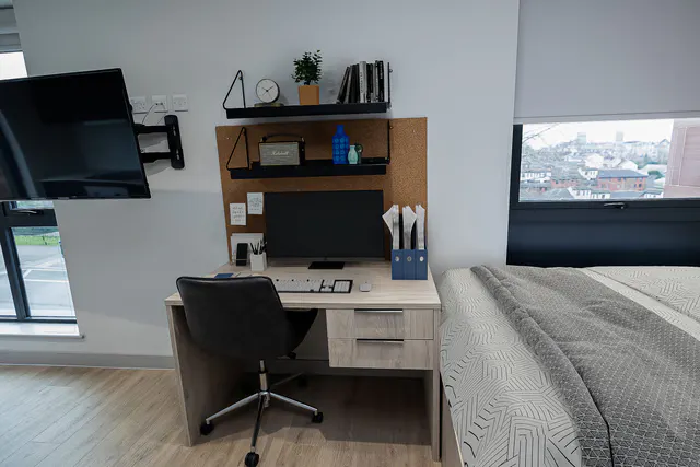 Platinum Studio Upper room image 2