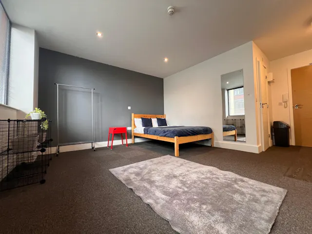 Studio-Silver room image 1
