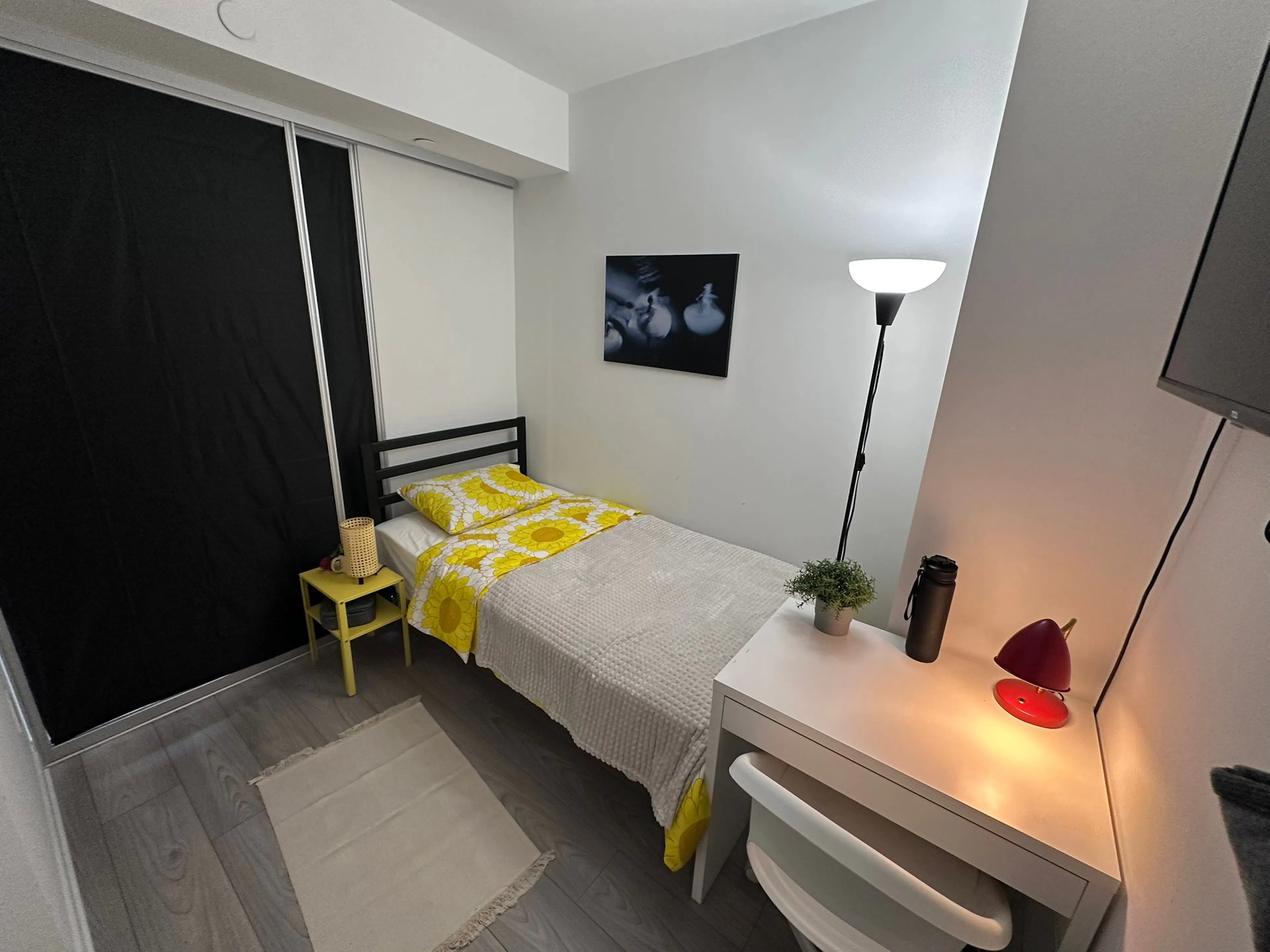 Den Room ROOM 1