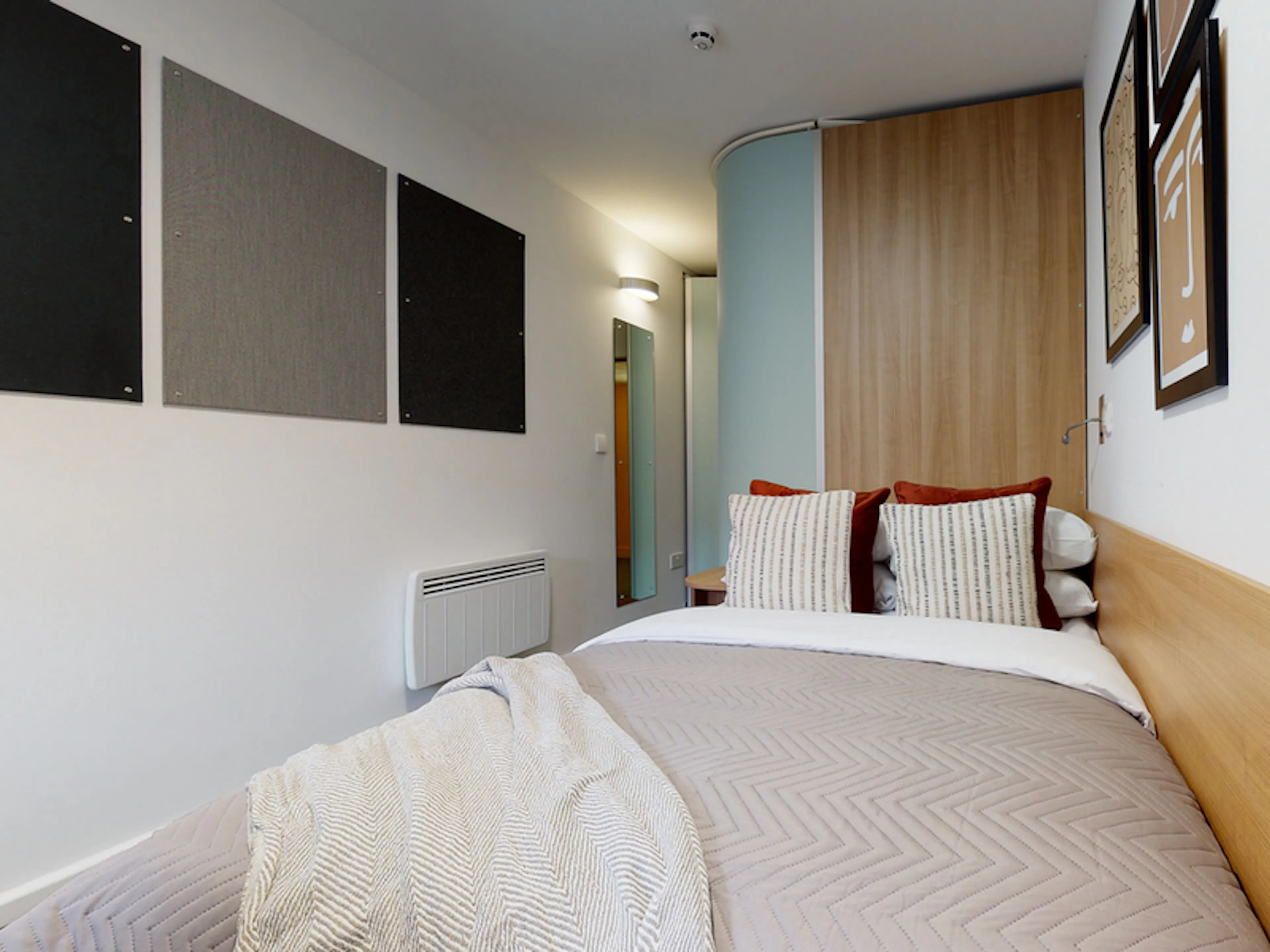 Platinum Large Ensuite - 6 Bed ROOM 4