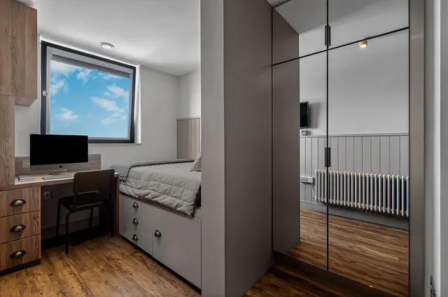 Platinum Ensuite Mid Level room image 2
