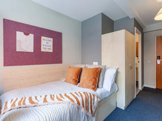 Premium Plus Ensuite room image 1
