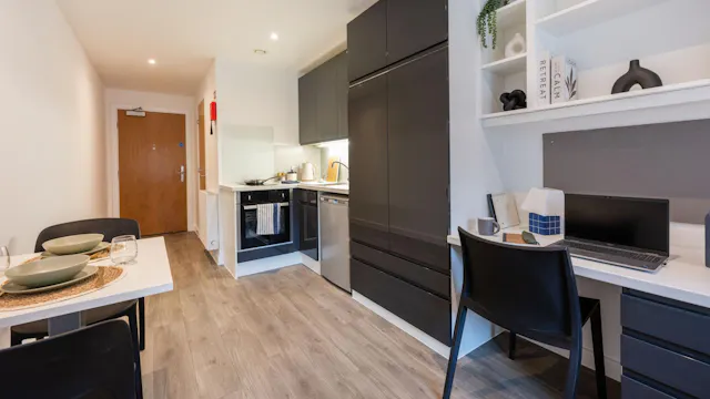 Luxe Studio room image 2