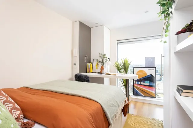Ensuite: Three Bed Flat Medium Highest Double room image 1