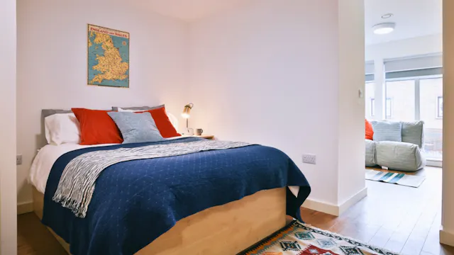 Classic Bigger 1-Bed Apartment - Balcony room image 1