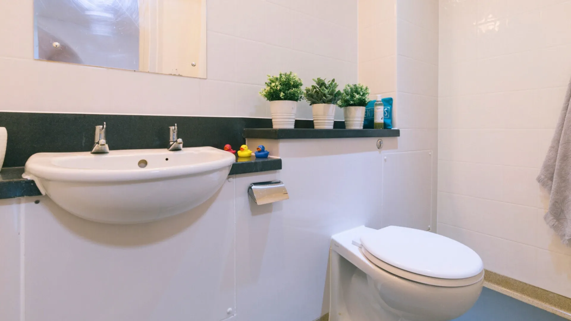 Classic 4 Bed Apartment BATHROOM 3