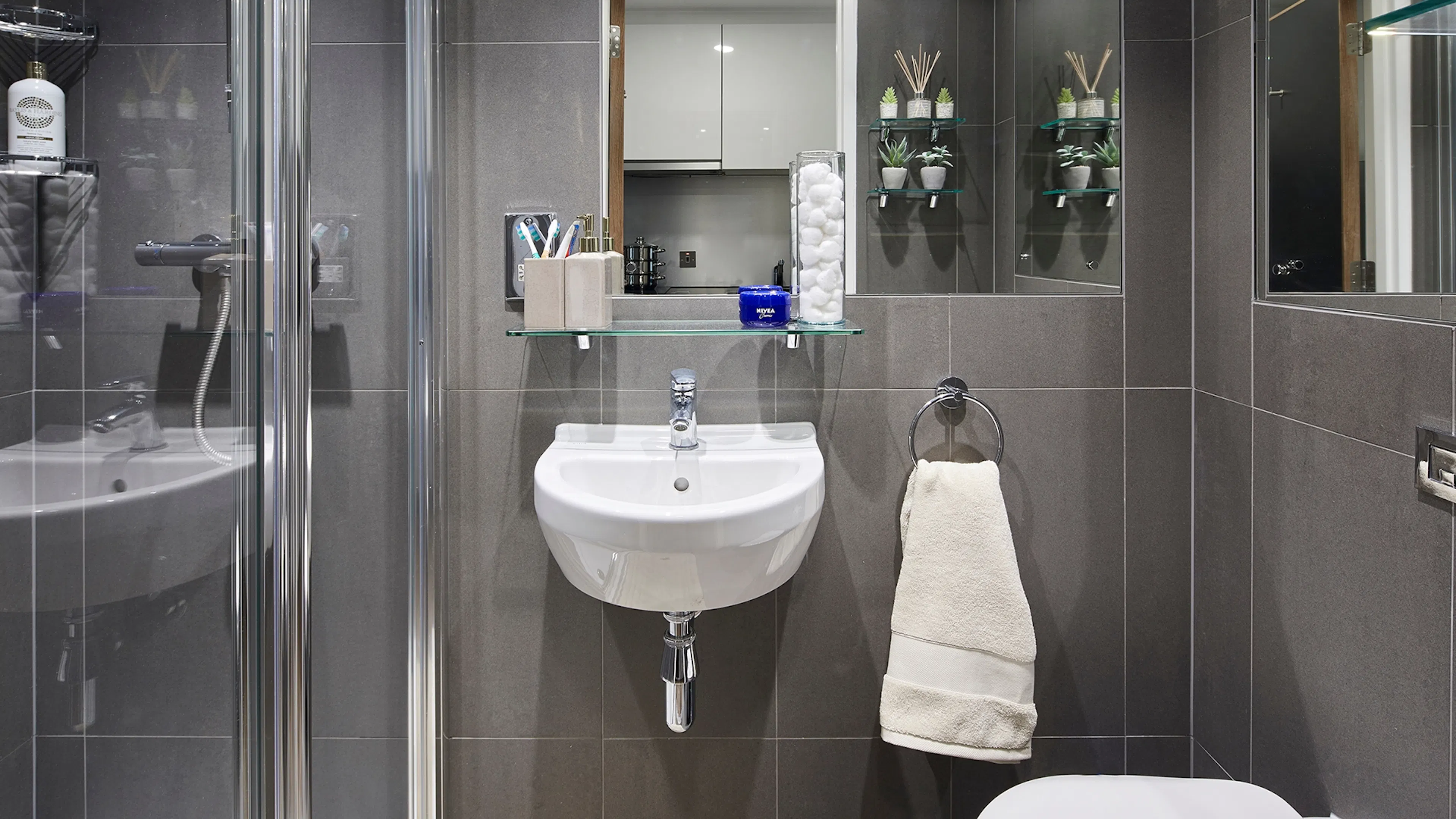 Penthouse Studio BATHROOM 1