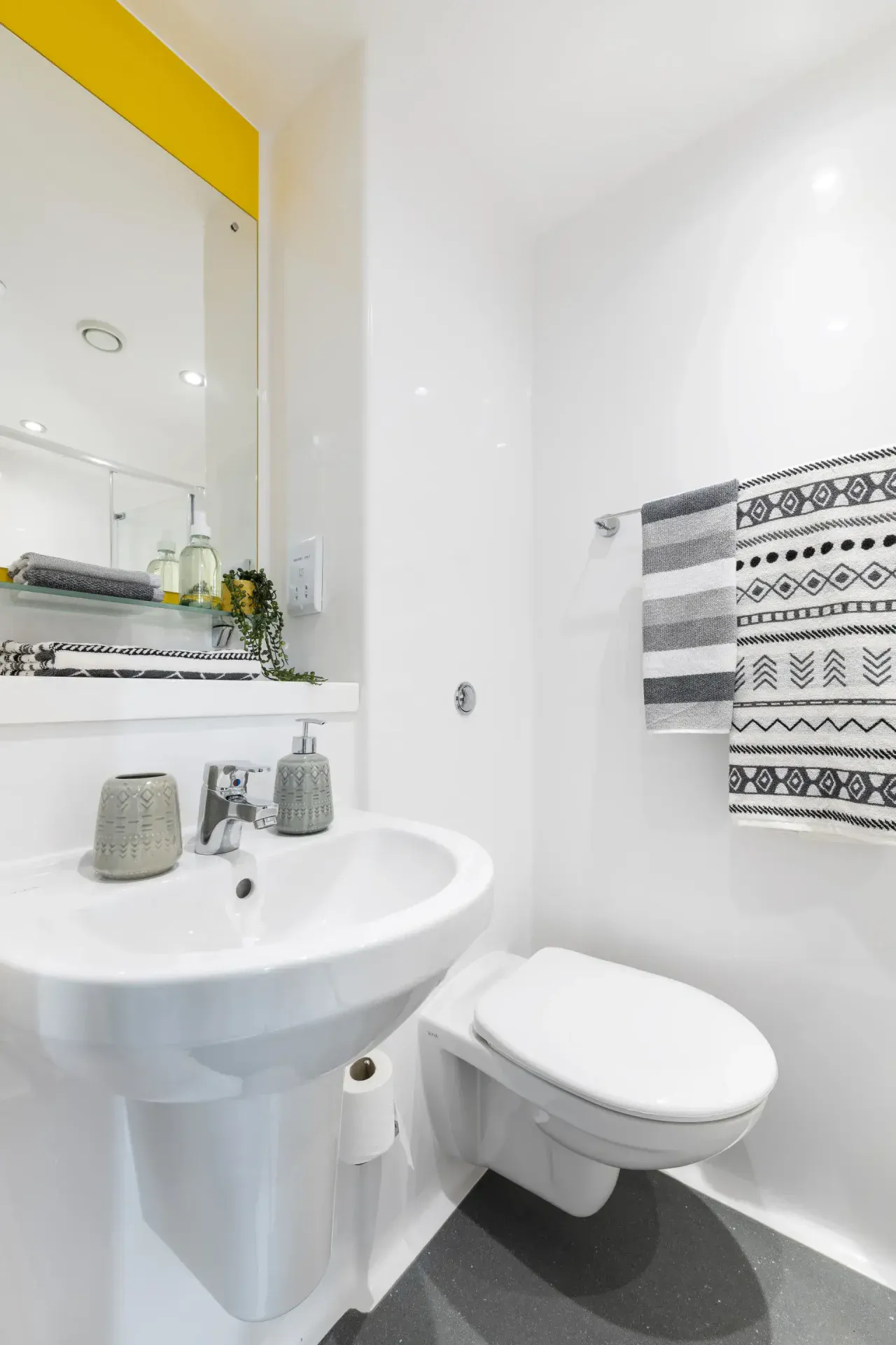 Gold Ensuite BATHROOM 3