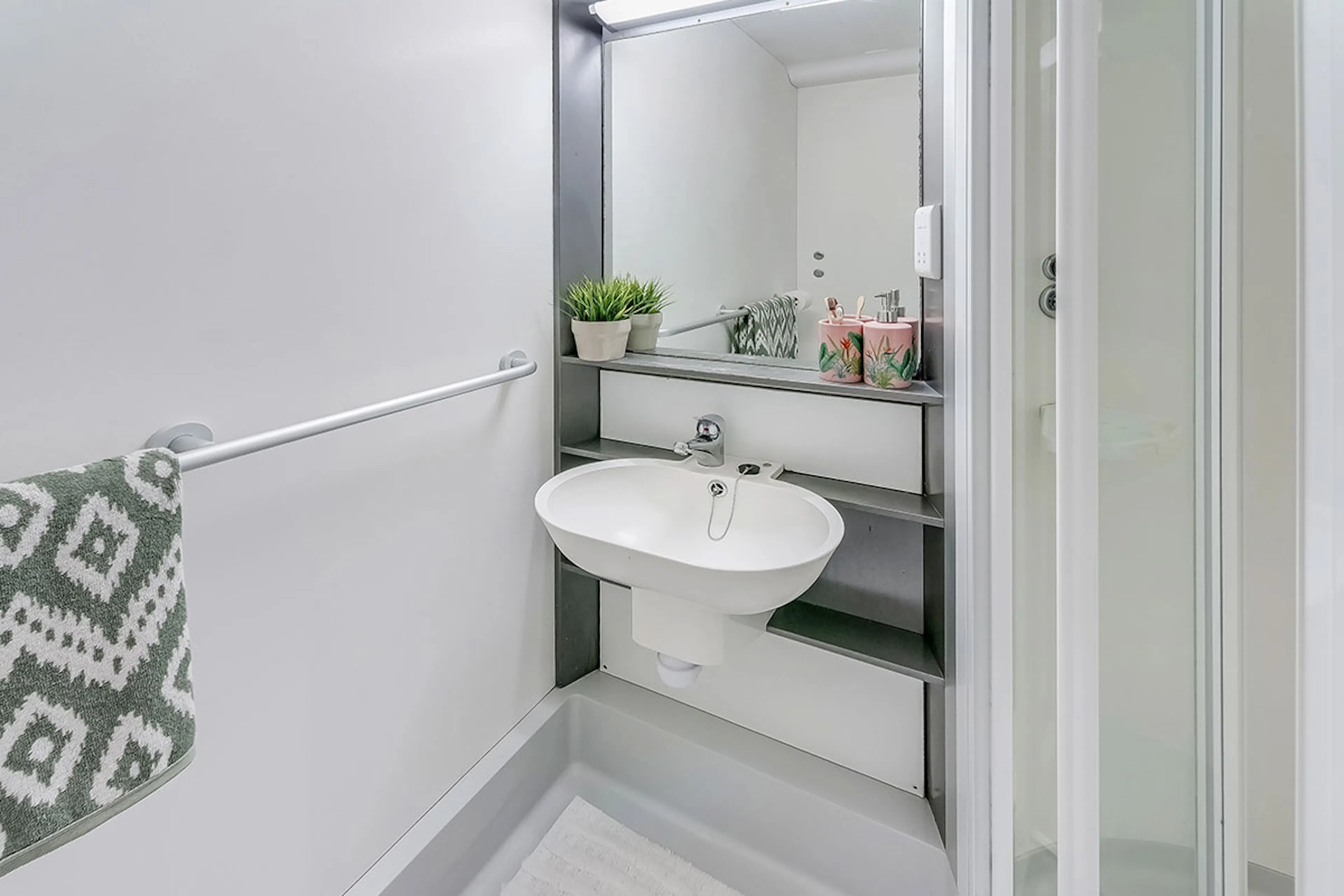Platinum Ensuite Mid Level BATHROOM 2