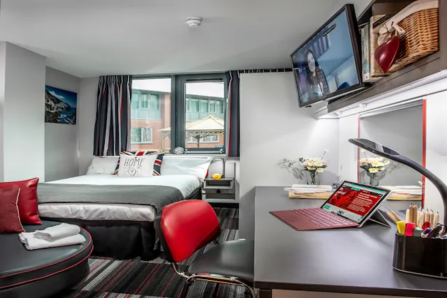 Platinum Studio room image 1