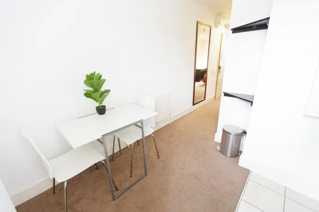 Platinum Studio room image 3