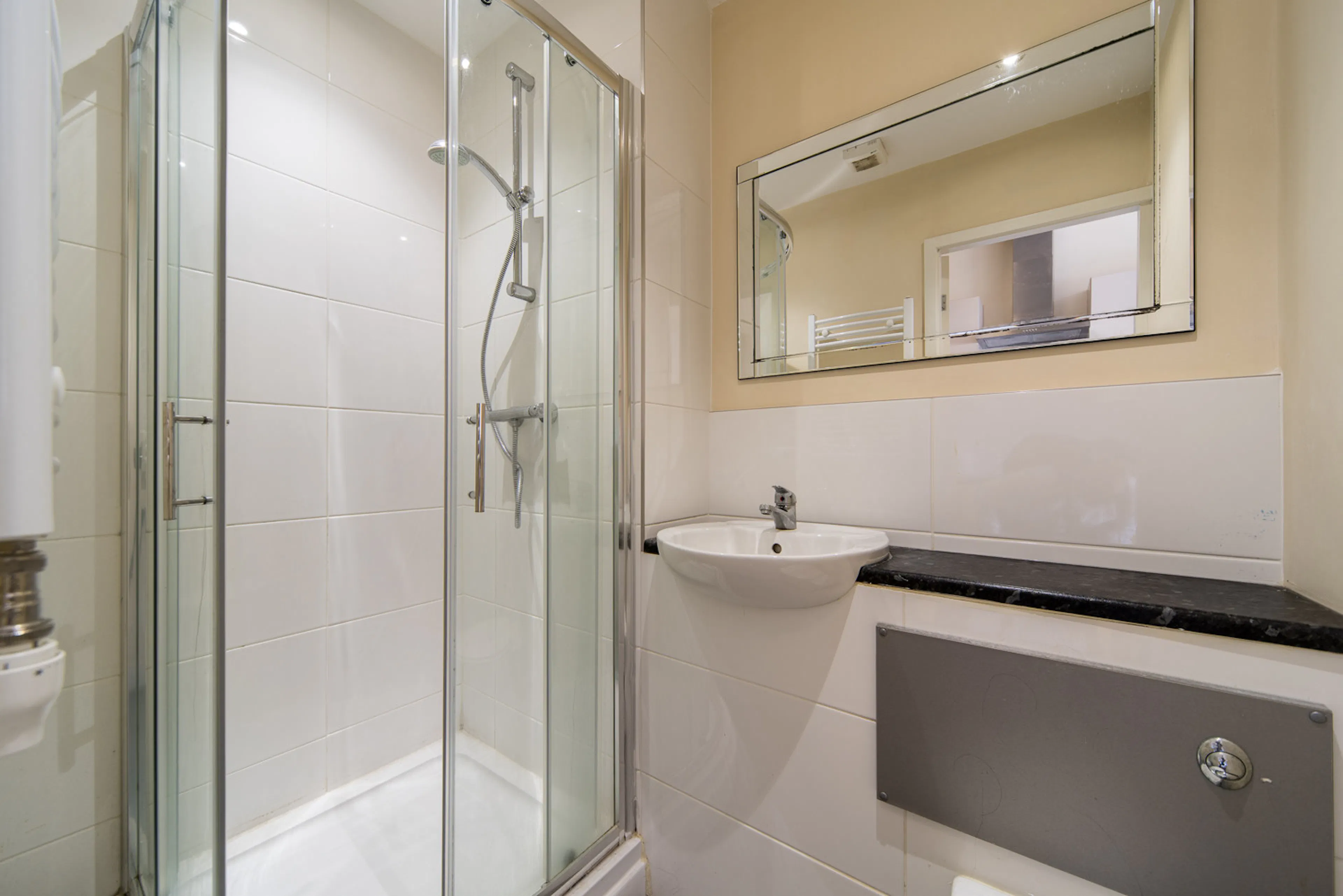 Platinum Studio  BATHROOM 2