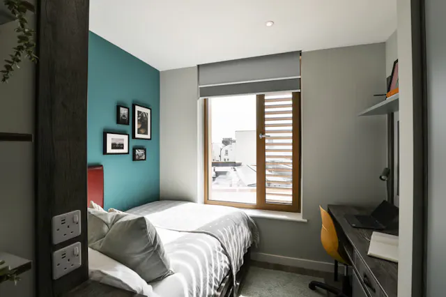 Premium 2 Bed Apartment - Shared Bathroom room image 1