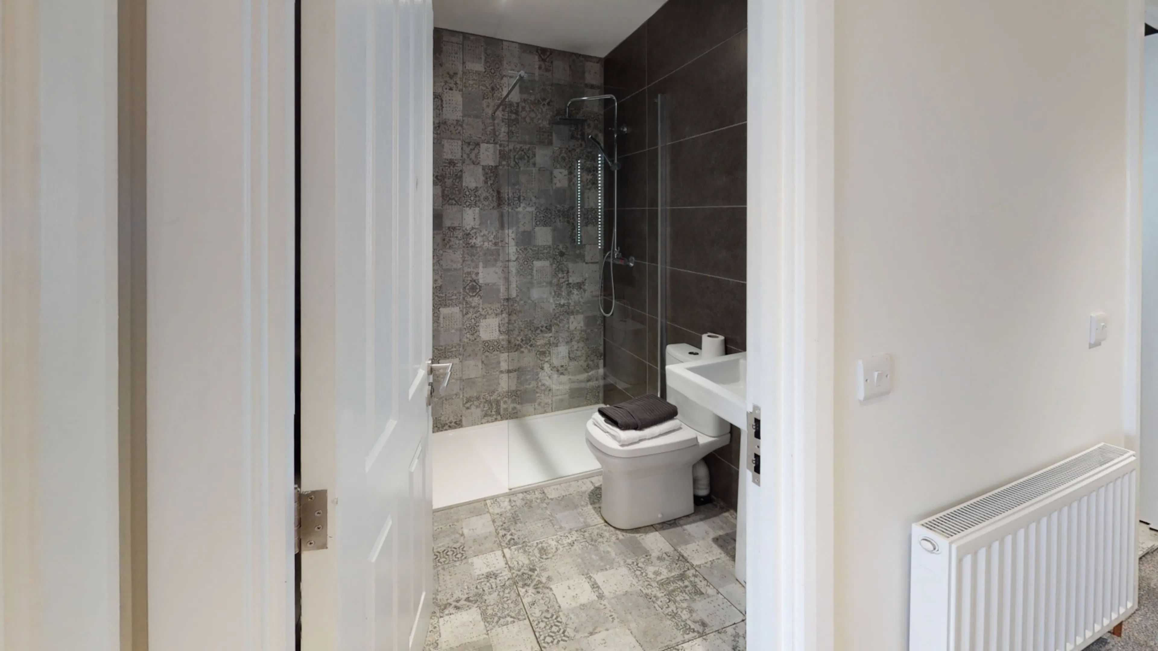 Premium Apartment with Terrace - 4-Bed BATHROOM 2