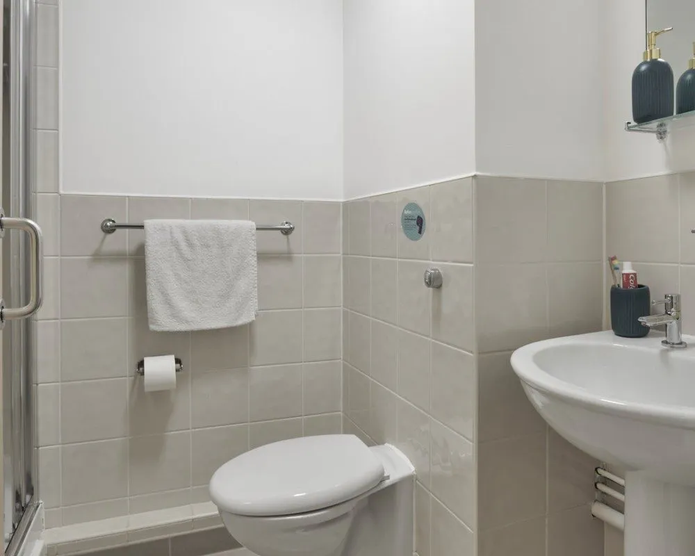 Premium En-Suite BATHROOM 2