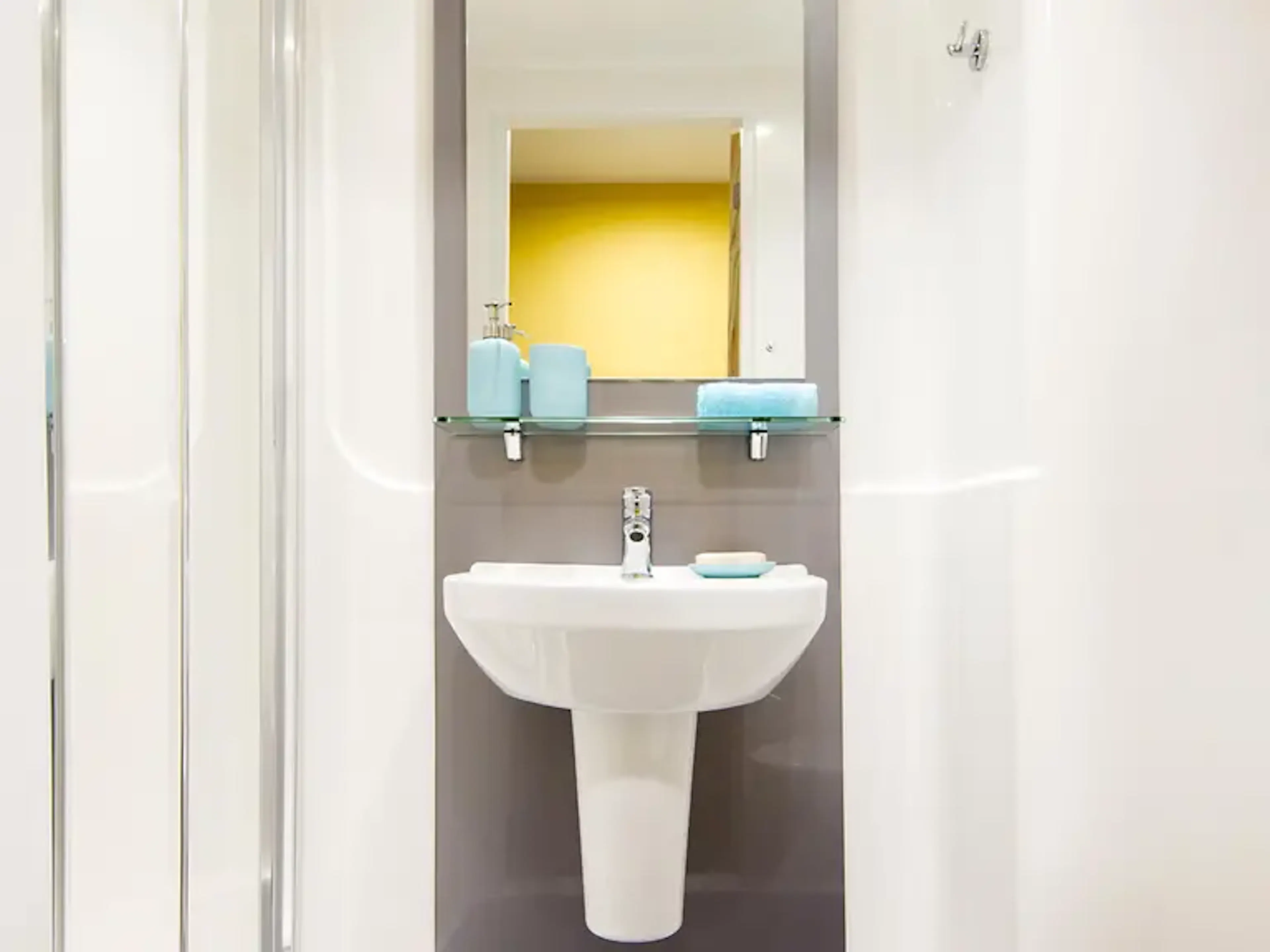Premium BATHROOM 1