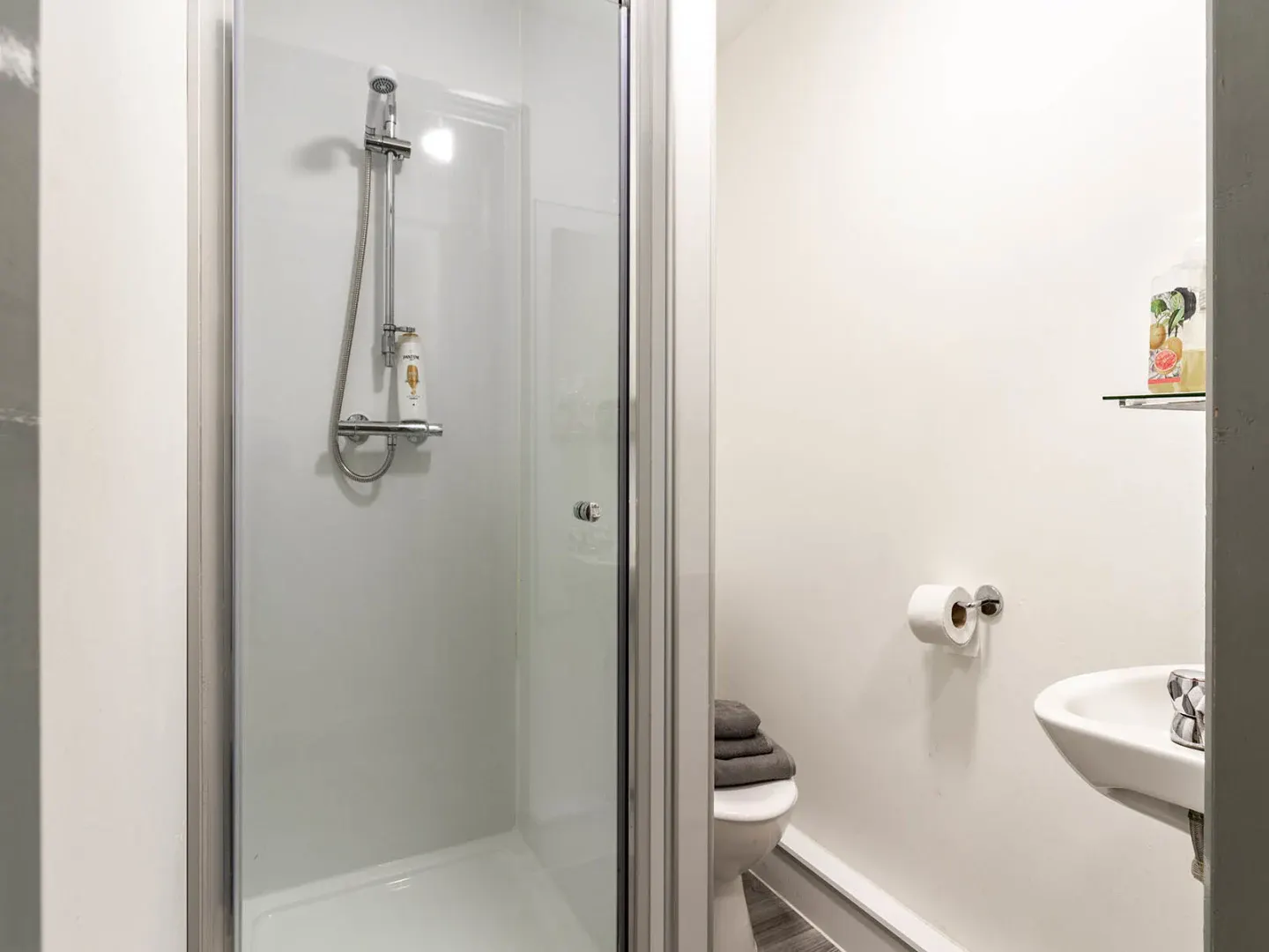Premium En Suite (Truro Court) BATHROOM 2