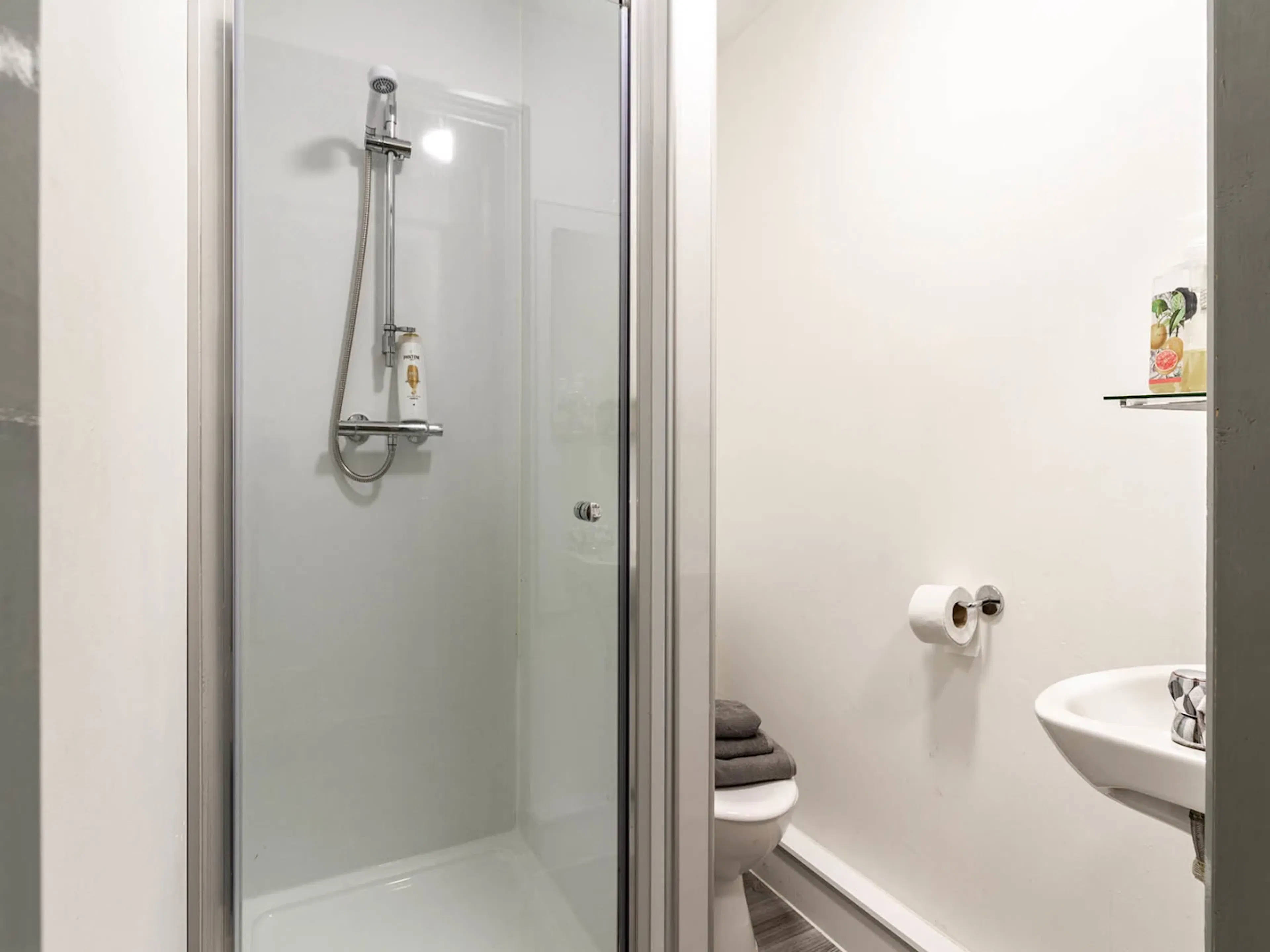 Premium En Suite (Truro Court) BATHROOM 2