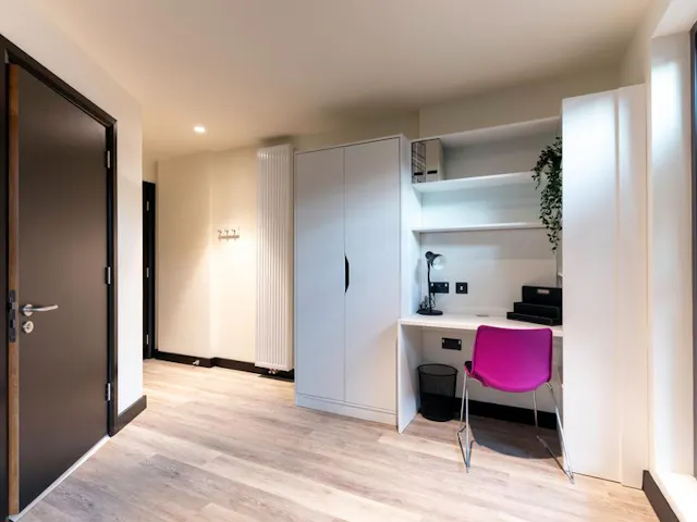 Premium Ensuite room image 2