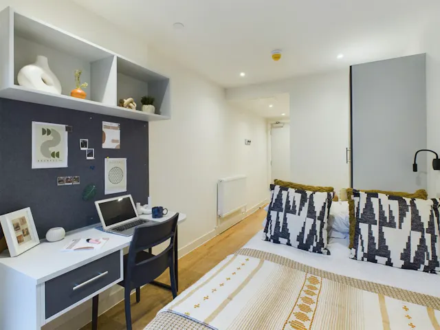 Premium Ensuite room image 2