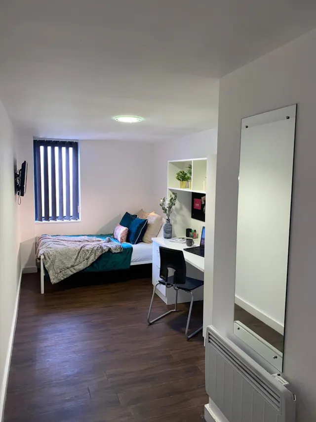 Premium Ensuite room image 3