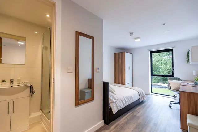 Premium Ensuite room image 4