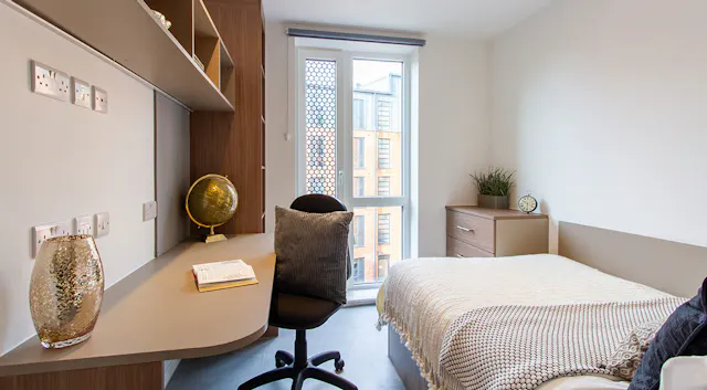 Premium Ensuite room image 2