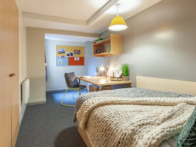 Premium Ensuite room image 2