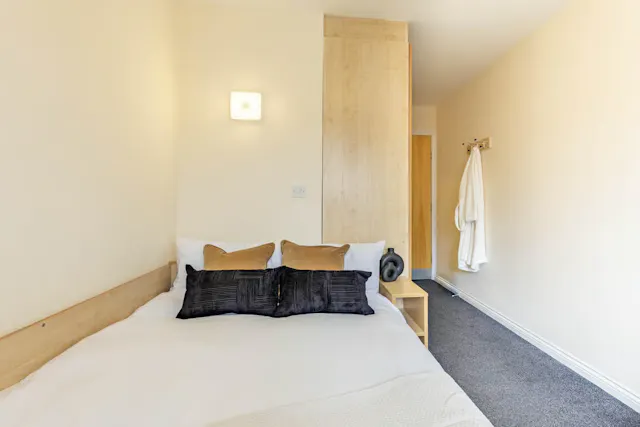 Premium Ensuite room image 2