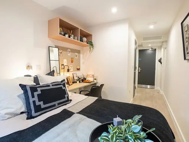 Premium Ensuite (Floors 1-12) room image 2
