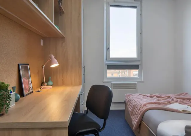 Premium Ensuite room image 2