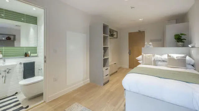 Premium Ensuite room image 2
